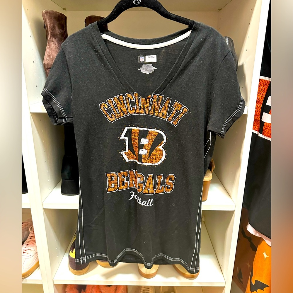 NWOT Cincinnati Bengals vneck tee size L
